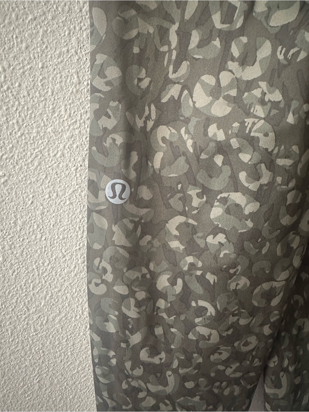 Lululemon Base Pace High-Rise Tight 28"
Intertwined Camo Olive W5DX7S size 8 - Picture 9 of 9